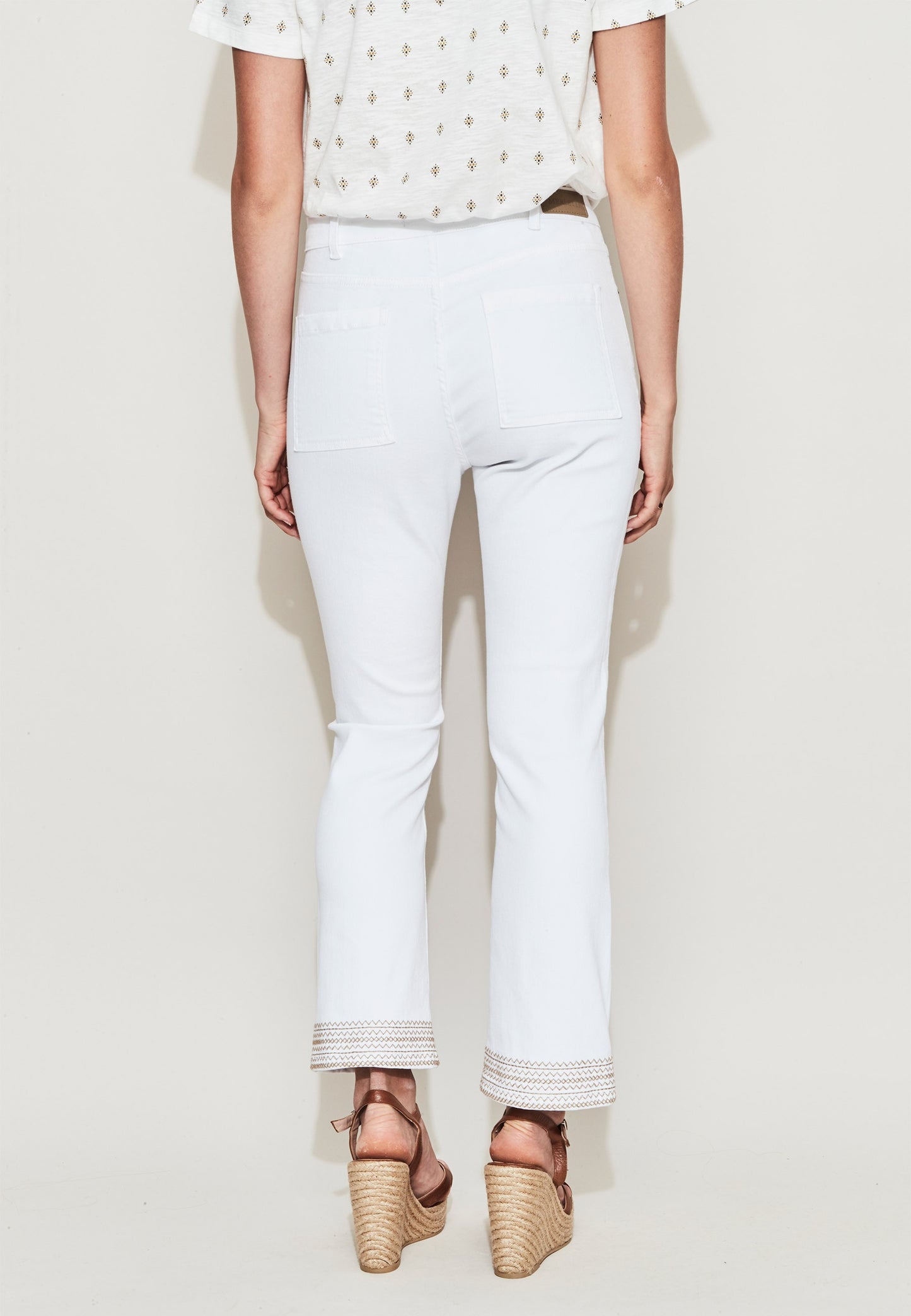 White jeans pantalon bordado bajo